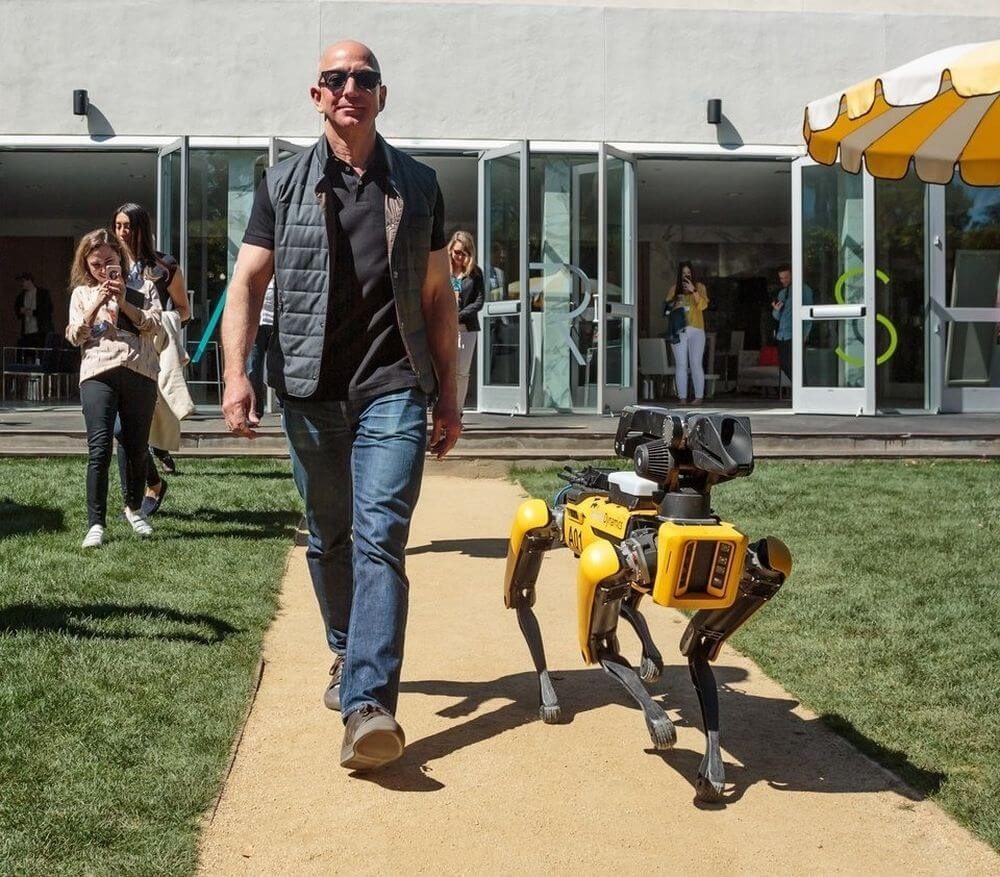 #фото дня | Глава Amazon выгулял собаку-робота Boston Dynamics